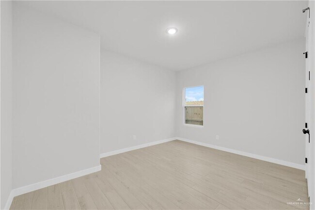 Building Photo - 25 Nerine Ave