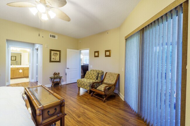 Building Photo - 3 BEDROOM TO 2 BATH SPACIOUS CONDO