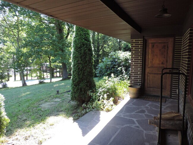 Building Photo - Beautiful Mission-Style Home! Lots of Yard for Play!