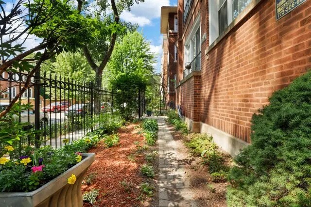 Building Photo - 7619 N Bosworth Ave