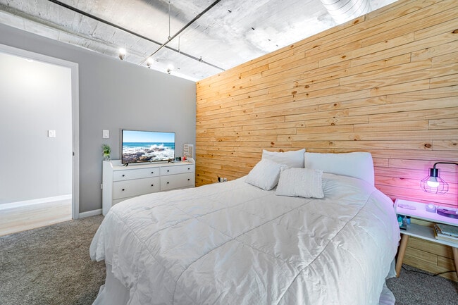 Building Photo - 1550 S Blue Island Ave