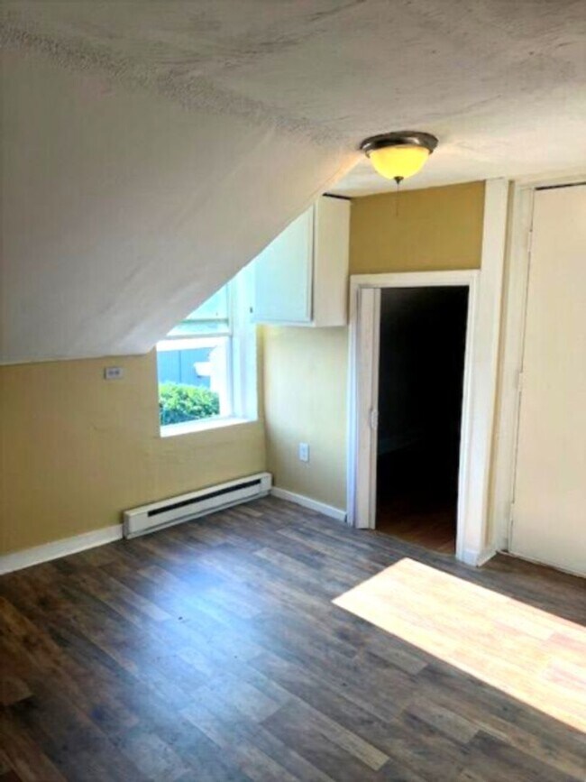 Building Photo - 208 Sherburne St