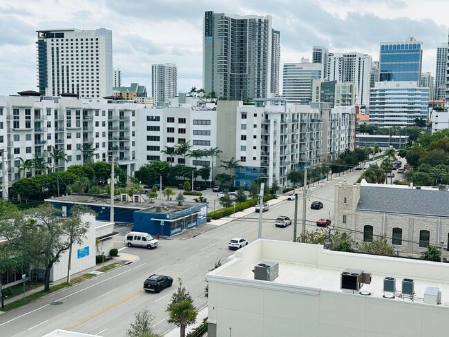 Building Photo - 533 NE 3rd Ave