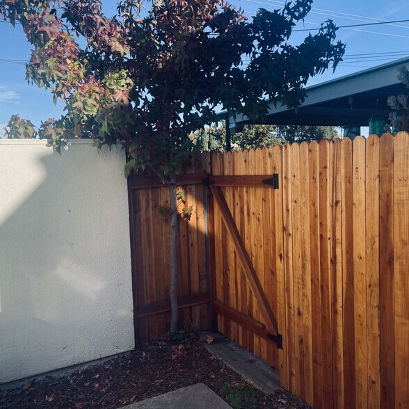 Building Photo - 1990 Benita Dr