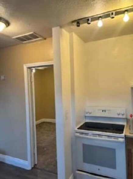 Building Photo - 204 Jefferson Ave