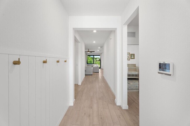 Building Photo - 5892 SE Sky Blue Cir