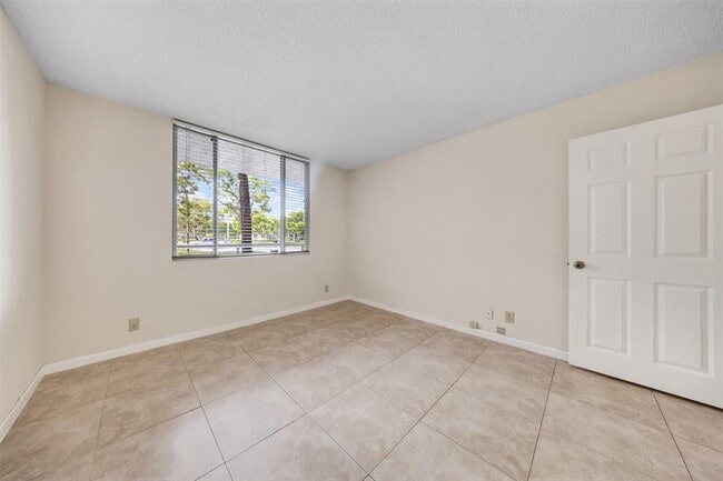 Building Photo - 941 Lyons Rd