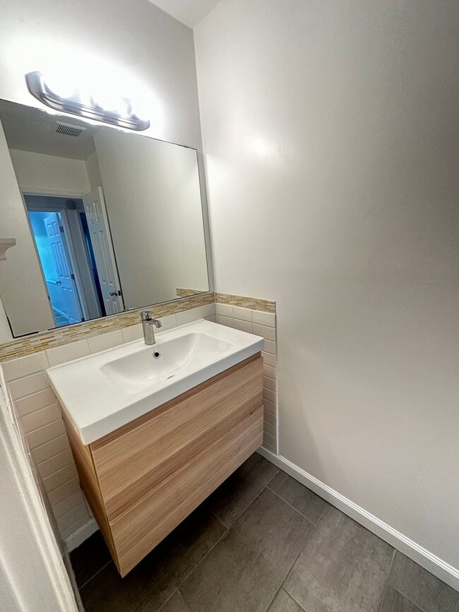 Building Photo - Spacious 3BR/2.5BA updated 2-story townhou...
