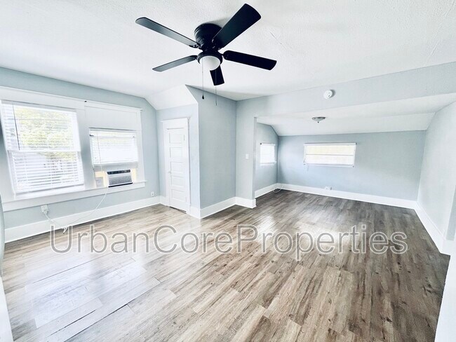 Building Photo - 144 7th Ave N