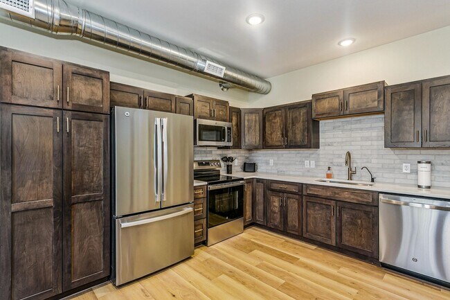 Building Photo - CORPORATE LEASE AVAILABILITY FOR 3, 6, OR 12 MONTHS! ALL BILLS AND PARKING INCLUDED!