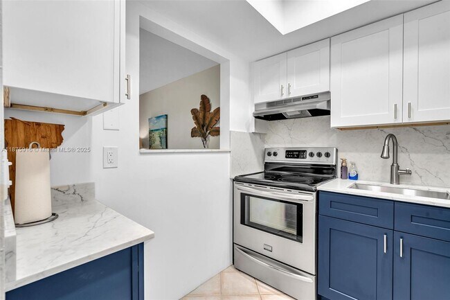Building Photo - 2501 N Ocean Blvd
