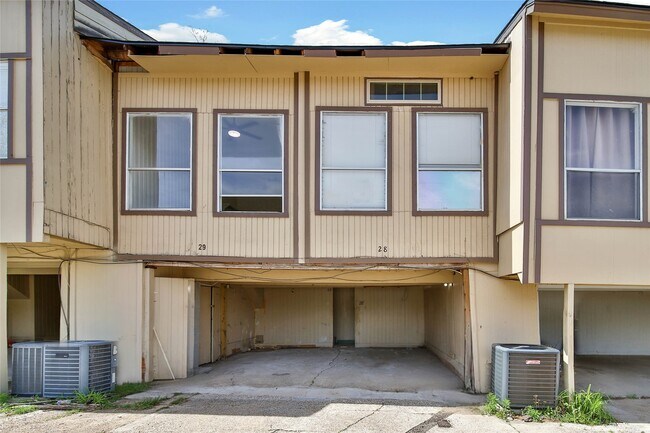 Building Photo - 28 Lakeway St