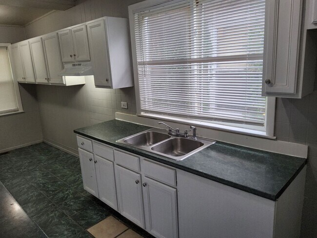 Building Photo - Welcome to this Chicago-style brick Bungal...