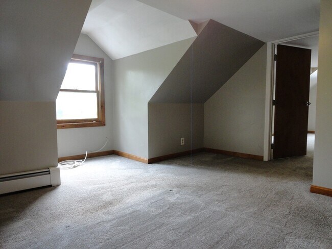 Building Photo - 211 Old Meeting House Rd