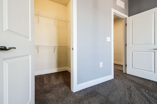 Building Photo - Updated 3br/2.5ba Condo Townhome Alexandria Walk to Metro