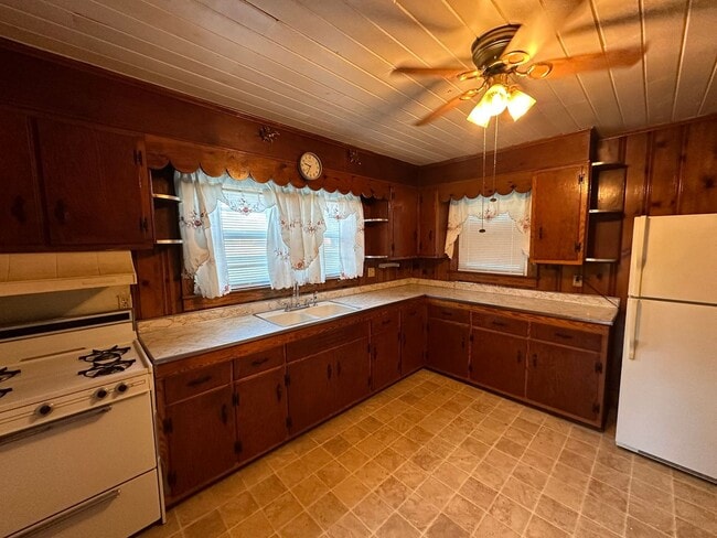 Building Photo - Your Slice of Serenity : Country Charm Awaits!