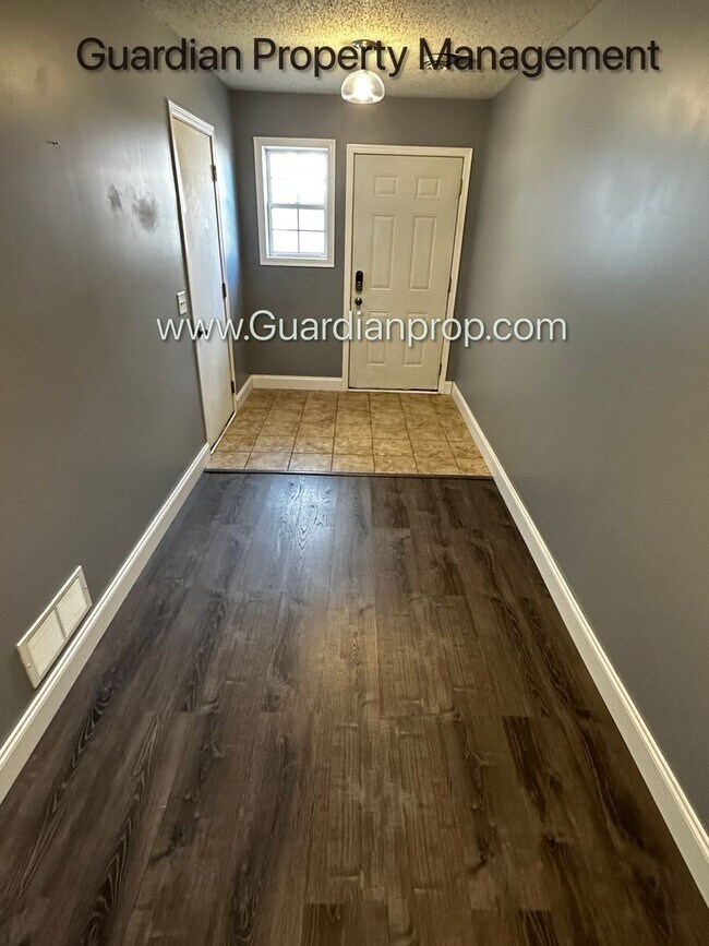Building Photo - Maple Grove 2 Bedroom Town Home, 2 Car Gar...