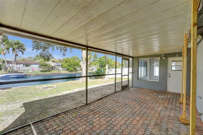 Building Photo - 924 N 30th Rd