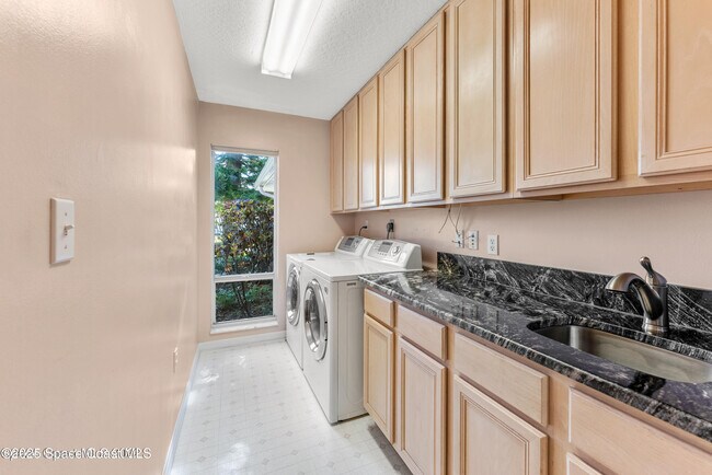 Building Photo - 537 Lake Victoria Cir