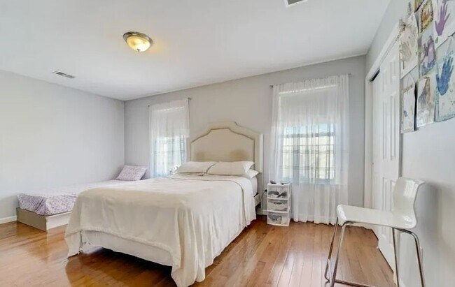 Building Photo - 453 S 17th St