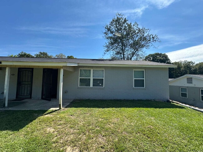 Primary Photo - Section 8 Welcome! Charming 2-Bed Duplex i...