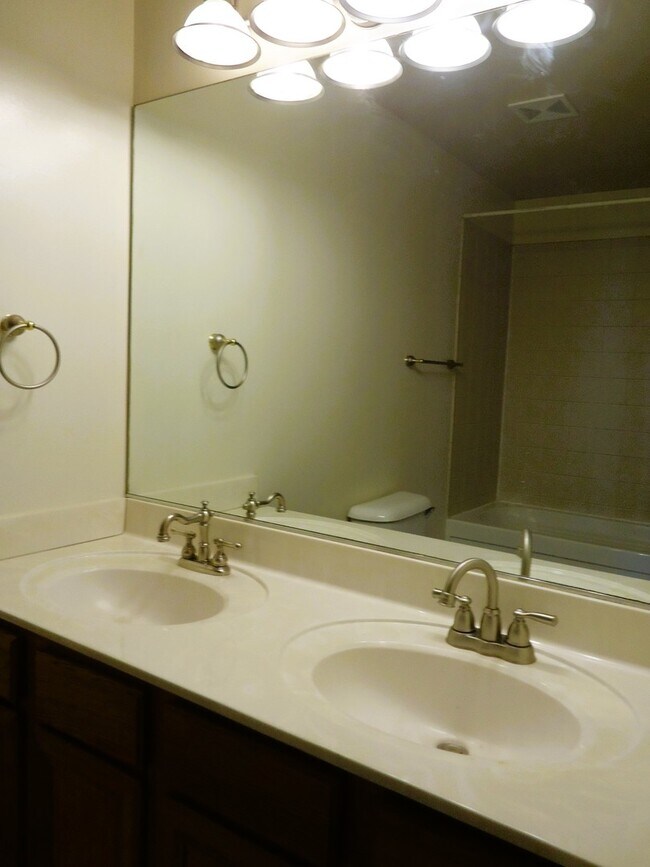 Building Photo - 642 Diamond Pointe Dr