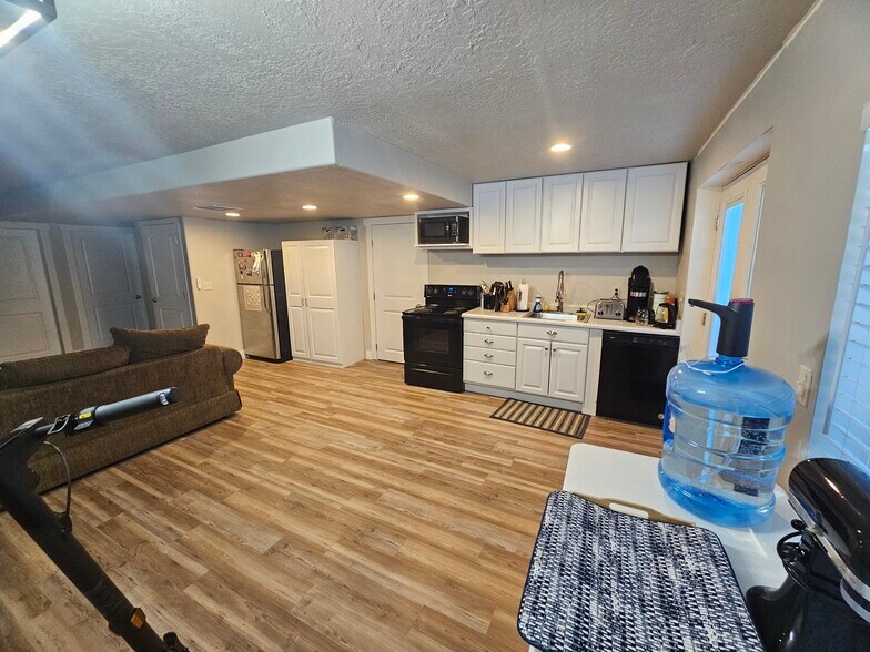 Building Photo - 649 E Mt Dutton Way