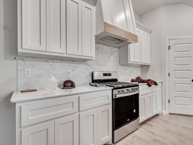 Building Photo - Newer Home in Moore!