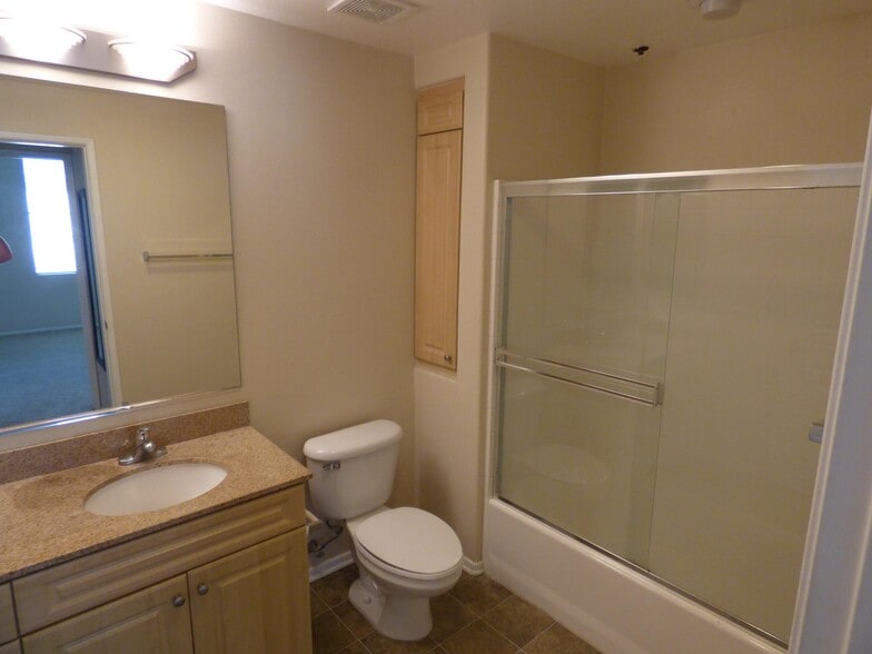 Building Photo - 2429 WATERMARKE Pl