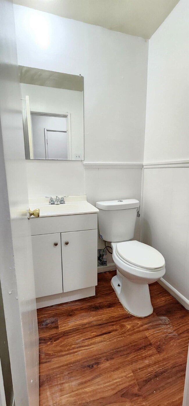 Building Photo - Spacious Renovated Townhome Near Highways & Lambert Airport