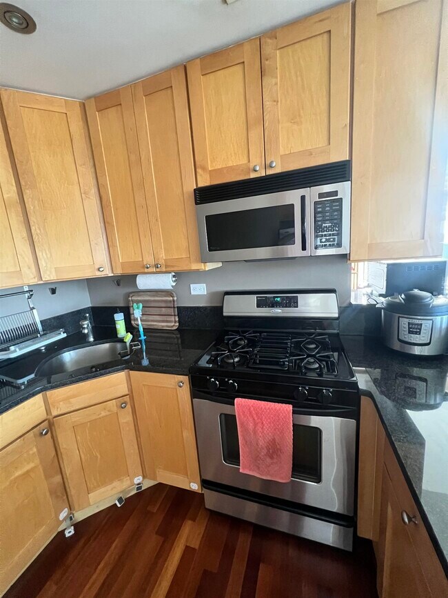 Building Photo - 700 1st St