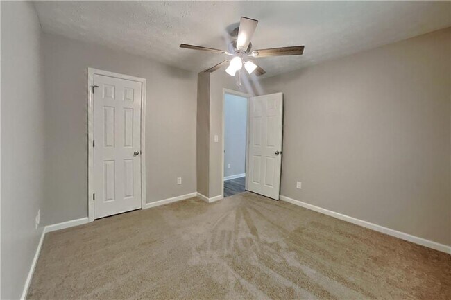 Building Photo - 2048 Glen Hope Trace