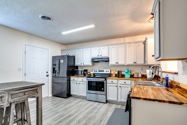 Building Photo - 720 Monroe Senter St