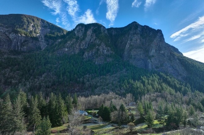 Building Photo - 3bd/2ba North Bend House