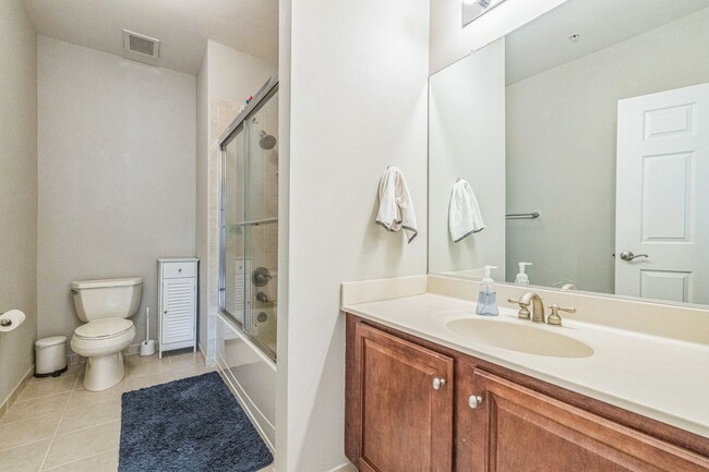Building Photo - Beautiful 2 Bedroom, 2 Bath Condo In The H...
