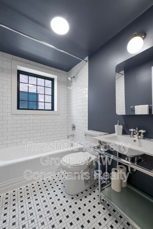 Building Photo - 451 E Town St