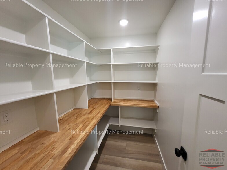 Building Photo - 557 Sagebrush St