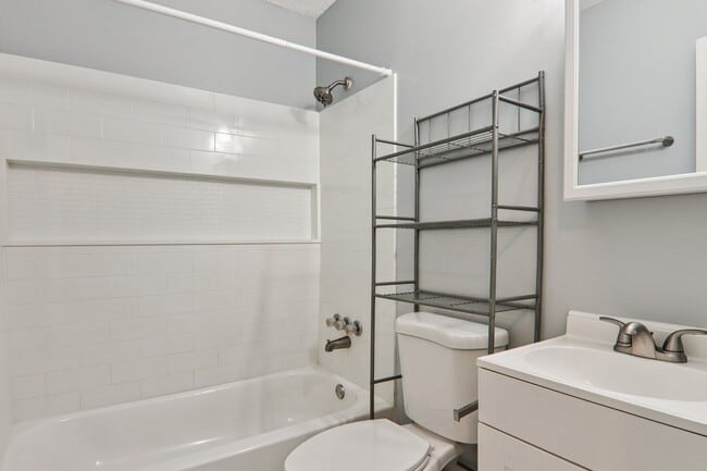 Building Photo - Move In Ready