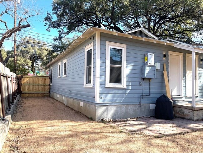 Building Photo - 807 E Riverside Dr