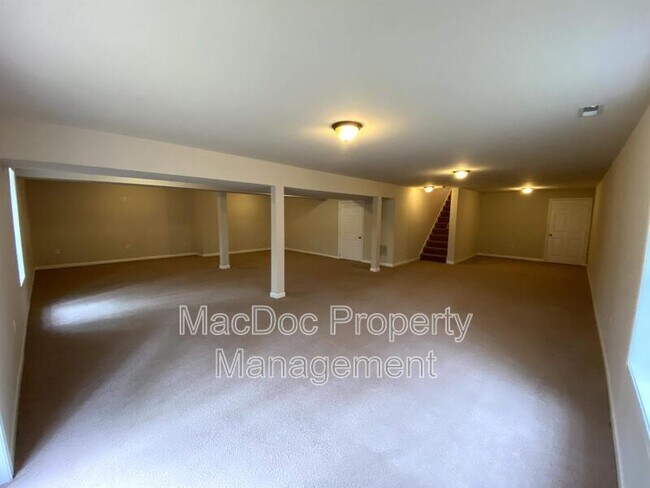 Building Photo - 1265 Ullainee Rd