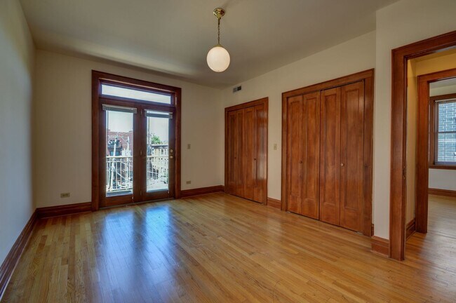 Building Photo - 706 W Wellington Ave