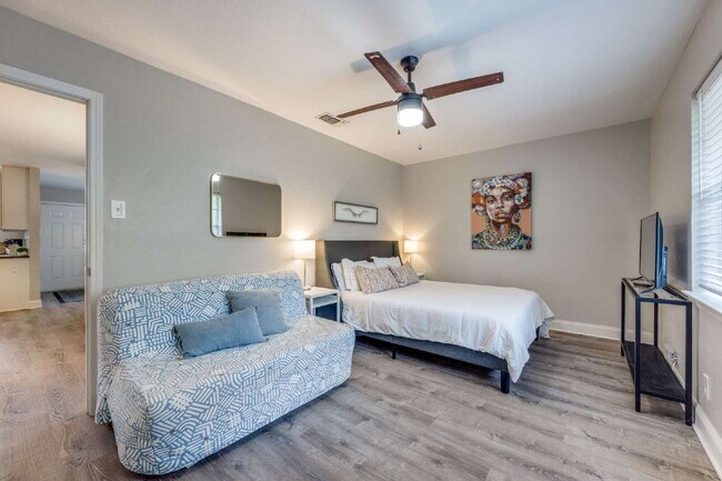 Building Photo - Fully Furnished, Updated 2BR Duplex in Quiet West Sherman