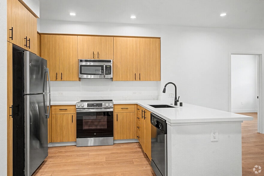 2BR, 2BA - 960SF - Kitchen - Cirrus Redwood City