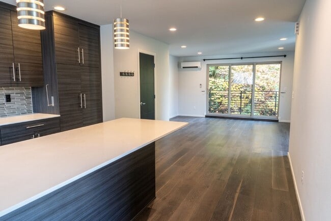 Building Photo - 3Bd/3.5Ba Seattle Townhouse