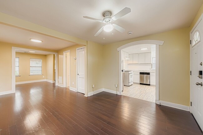 Building Photo - 1209 E 9th St