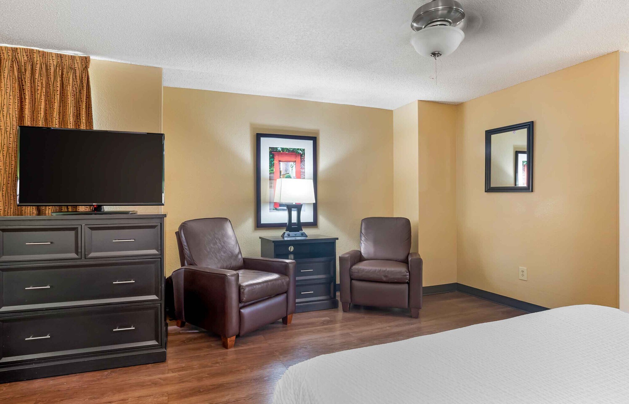 Building Photo - Furnished Studio-Palm Springs - Airport