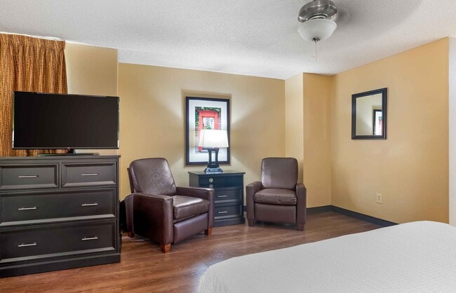 Building Photo - Furnished Studio-Palm Springs - Airport