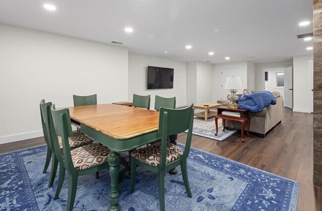 Building Photo - Stunning luxury rental!