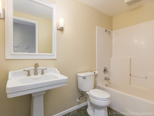 Building Photo - 865 Violet Ct