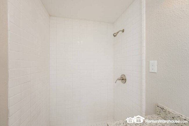 Building Photo - Newly renovated spacious 4 bed/2 bath, wit...